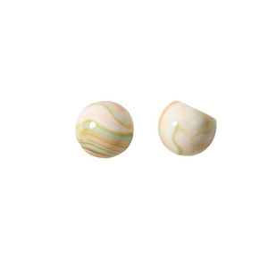Vue détaillée des boucles d'oreilles en résine avec rayures marbrées roses et vertes