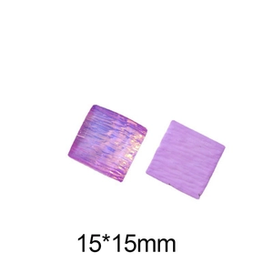 Dettaglio di toppe quadrate in resina da 15 mm con finiture viola olografiche e onde
