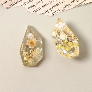 DIY resin irregular charms with white flowers, pearls and gold foil for jewelry