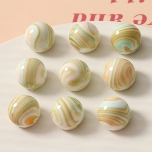 Vue détaillée de perles en résine marbrées colorées pour bijoux DIY et accessoires