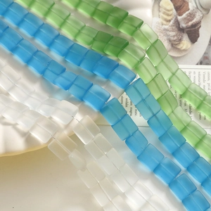 Dettaglio di perline di vetro smerigliato da 12 mm in verde, blu e bianco per gioielli DIY