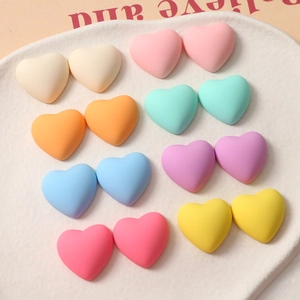 Matte macaron hartvormige harsbedeltjes voor DIY-sieraden en accessoires in pastelkleuren