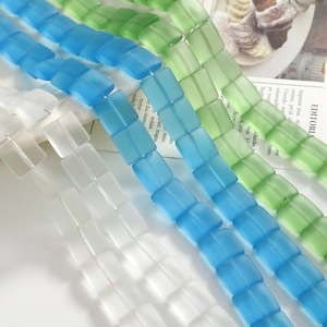 Dettaglio macro di perle di vetro rettangolari opache da 12mm per gioielli fai-da-te