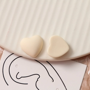 Detail van matte crème hartvormige bedeltjes voor DIY-sieraden en accessoires