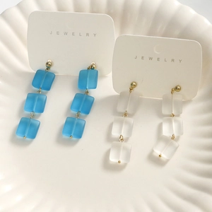 Orecchini a pendente in perle di vetro smerigliato 12mm blu e bianco opaco