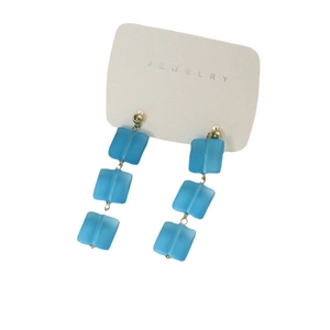 Orecchini pendenti con perle quadrate in vetro azzurro opaco e perno in metallo dorato