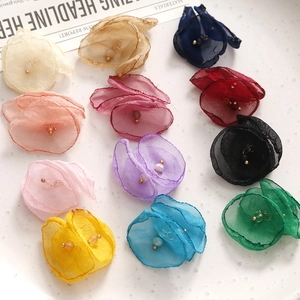 Macro-opname van kleurrijke chiffon bloembladen met parels voor DIY-haaraccessoires