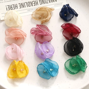 Gedetailleerd beeld van 11 veelkleurige chiffon bloemblaadjes met kralen voor DIY-projecten