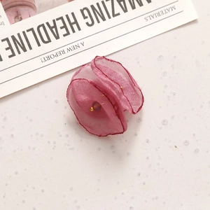 Handgemaakte roze tule bloem met parelmeeldraden en paarse details op de rand
