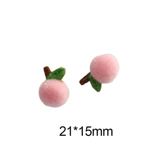 Detailaufnahme der 21x15mm Plüsch-Pfirsichanhänger mit grünen Blättern für DIY-Bastelarbeiten
