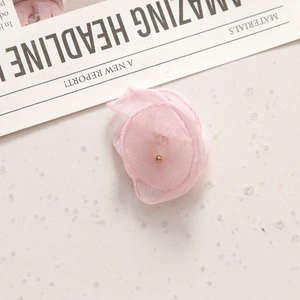 Detail van lichtroze tule bloem met gouden kraal voor doe-het-zelf haaraccessoires
