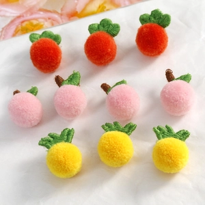 Detailansicht der flauschigen Frucht-Stickereien mit weichem Samt und grünen Blatt-Details