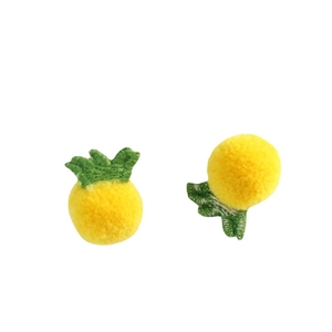 Niedliche Plüsch-Ananas-Accessoires mit gelben Pelzkugeln und grüner Stickerei