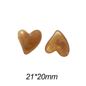 Détail de breloques cœur en résine marbrée ambre 21x20mm pour la création de bijoux