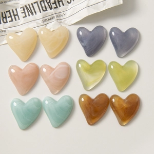 Vue à plat de breloques en forme de cœur en résine marbrée pour accessoires DIY et bijoux