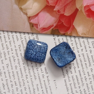 Gros plan de charms géométriques en résine bleue avec effet craquelé pour bijoux DIY