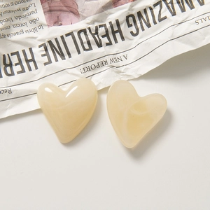 Vue détaillée des breloques en résine en forme de cœur jaune crème pour bijoux et accessoires
