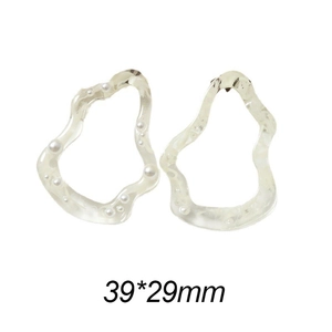 Detalle de colgante irregular de resina 39x29mm con perlas para creación de joyas DIY