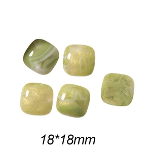 Gedetailleerde weergave van 18mm vierkante harsbedeltjes met groene marmer en goudpoeder