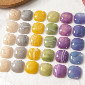 Detail van vierkante marmeren harsbedeltjes met goudpoeder voor sieraden maken