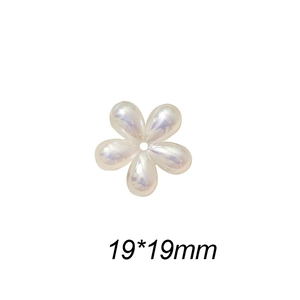Makrodetail der 19mm Perlglanz-Blumenperle mit irisierendem Schimmer für DIY-Schmuck
