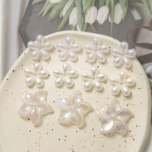 Perlmuttweiße Harzblumenperlen in verschiedenen Größen für DIY-Schmuck und Haarklammern