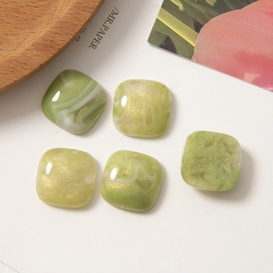 Detail van 18mm vierkante hars bedeltjes met groen marmerpatroon en gouden glitters