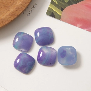 Detail van 18mm vierkante hars bedeltjes met paars en blauw marmerpatroon voor DIY sieraden