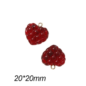 Detalle de dijes de corazón 3D en resina roja con diseño de diamantes y aros dorados