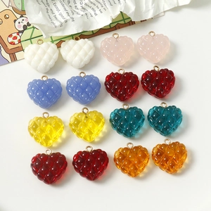 Dijes de corazón 3D en resina colorida con textura acolchada y lazos dorados para joyas DIY