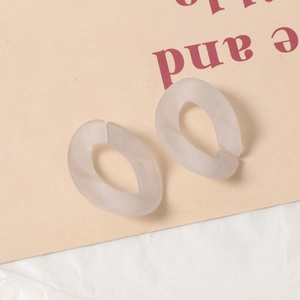 Gros plan de maillons ovales en acrylique mat translucide pour bijoux DIY et accessoires