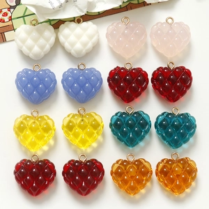 Plano cenital de dijes de corazón de resina acolchada 3D en varios colores vibrantes