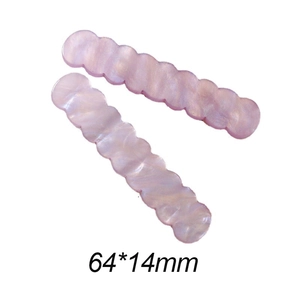 Dettaglio ravvicinato delle mollette in acrilico ondulato 64x14mm con trama lavanda