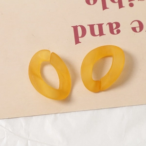 Gros plan de maillons en résine acrylique orange givrée et mate pour accessoires DIY