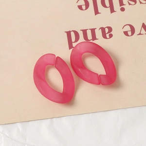 Détail de maillons en acrylique rose givré semi-transparents pour bijoux DIY