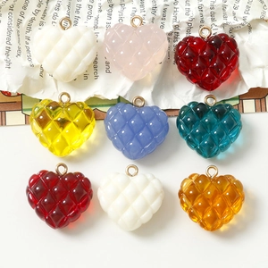 Plano cenital de dijes de resina de corazón acolchado de colores para joyería DIY