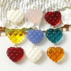 Colgantes de corazón de resina colorida con diseño de rombos y aros de metal dorado