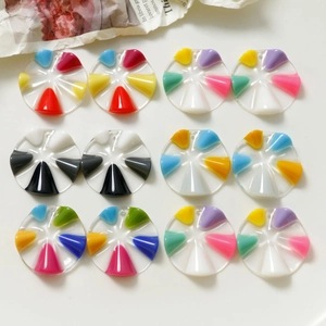 Ciondoli colorati in resina con motivi radiali per la creazione di gioielli fai da te