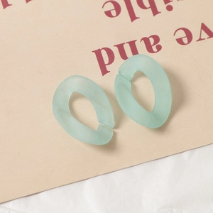 Vue détaillée d'anneaux en acrylique vert menthe translucide avec un fini mat givré