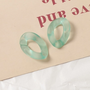 Gros plan de maillons ovales en acrylique givré vert menthe pour la création de bijoux