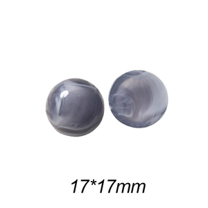 Détail de perles rondes en résine marbrée de 17mm avec finition polie pour bijoux