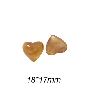 Détail macro de breloques en résine en forme de cœur avec texture ambre 18x17mm