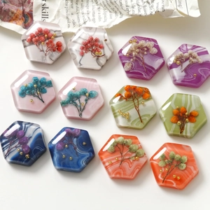 Set mit 12 Sechseck-Harzanhängern mit Trockenblumen und Goldperlen für DIY-Schmuck