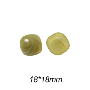 Détails macro de breloques en résine verte carrées 18x18mm à texture marbrée