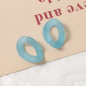 Gros plan d'anneaux ovales en acrylique bleu clair mat avec une finition dépolie