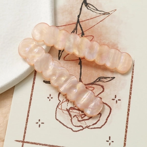 Dettaglio di strisce acriliche iridescenti ondulate per gioielli fai-da-te rosa perlato