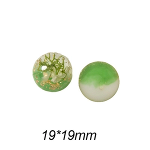Detalle de cuenta semiredonda de resina 19mm con musgo verde y pan de oro para joyas