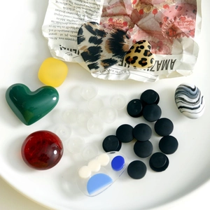 Colorful DIY acrylic shoe charms with heart and leopard patterns for summer clog sandals