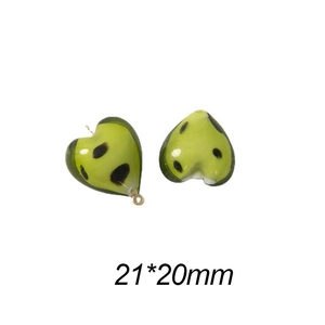 Dettaglio di perline fai-da-te a forma di cuore verde a pois misura 21x20mm