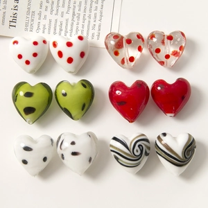 Dettaglio di perline in vetro a forma di cuore a pois per gioielli e accessori fai da te